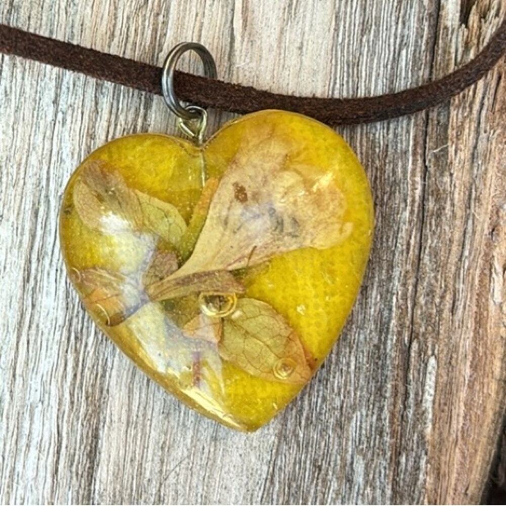 Handmade Resin Desert Flower Heart Pendant  Necklace